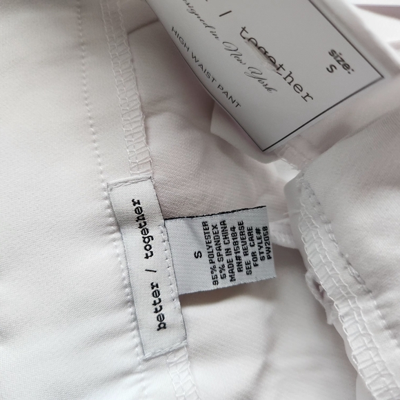 White size small pants, fitted at the waist and loose in the leg area - Picture 3 of 4